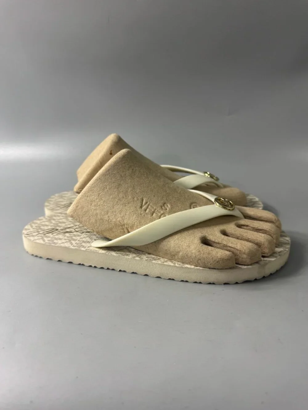 MICHAEL Michael Kors VANILLA WHITE FLIP FLOP MK LOGO SANDALS - Size 8